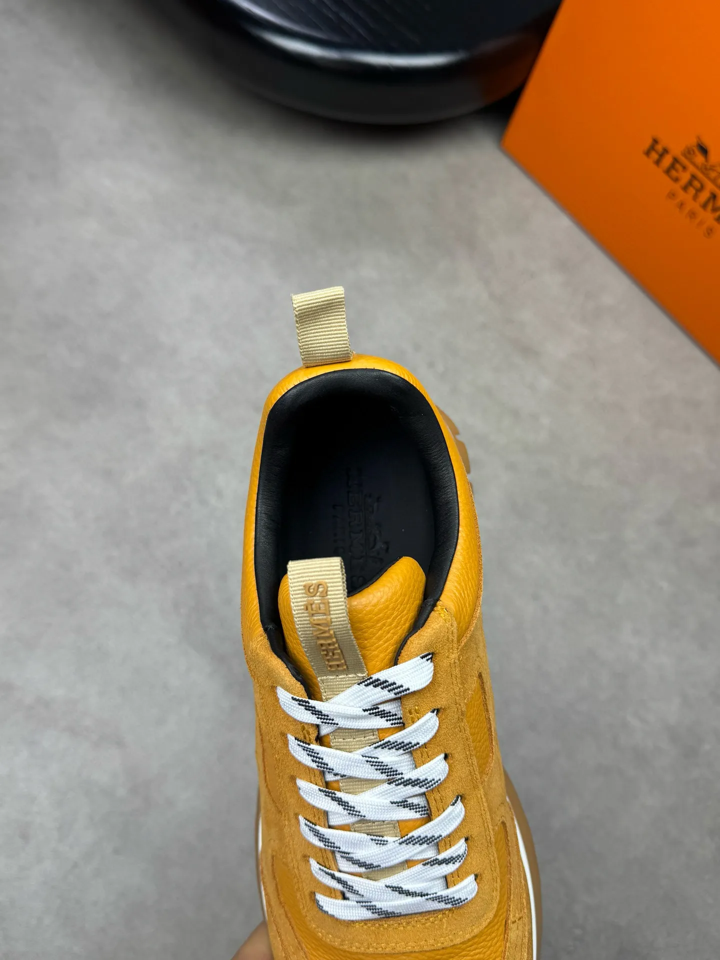 [HERMES] Hermes men's shoes 💰: 800💰 - High-end quality original items 🔍🔍🔍 casual sports shoes - Upper: 🔝 pebbled calfskin, suede calfskin, shoe body forged ´H´ totem, tongue webbing injection molded brand logo - Lining: brand canvas, foot pads; water-dyed cowhide -Outsole: Ultra-light T men's shoes 💰U foam; two-color molded outsole -Ultra-high quality control and fine workmanship: highlighted (high-end, extravagance, grade) -Size: 38-44 (45, can be customized)